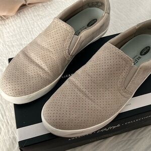 DR SCHOLLS TAN SLIP ON SNEAKERS